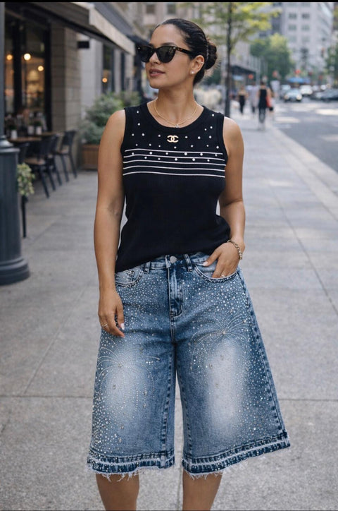 Look "City Glam": Top de Punto y Bermudas Denim con Cristales